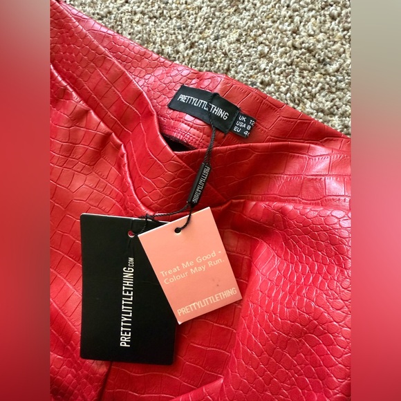PrettyLittleThing RED FAUX LEATHER CROC V FRONT FLARED PANTS NWT SIZE 8 - Picture 7 of 8